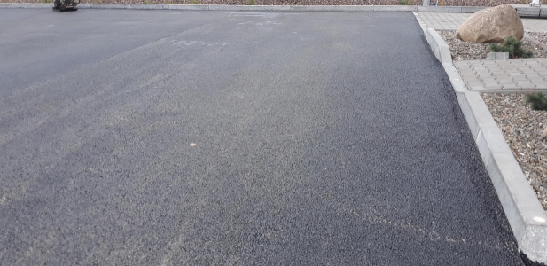 Use of natural bitumen Selenizza in a project of warehouse extension for Caterpillar in Poland 